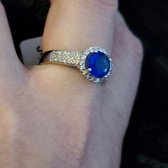 8/$30    💙💍 NWT round center faux blue sapphire stone with halo - Picture 7 of 10
